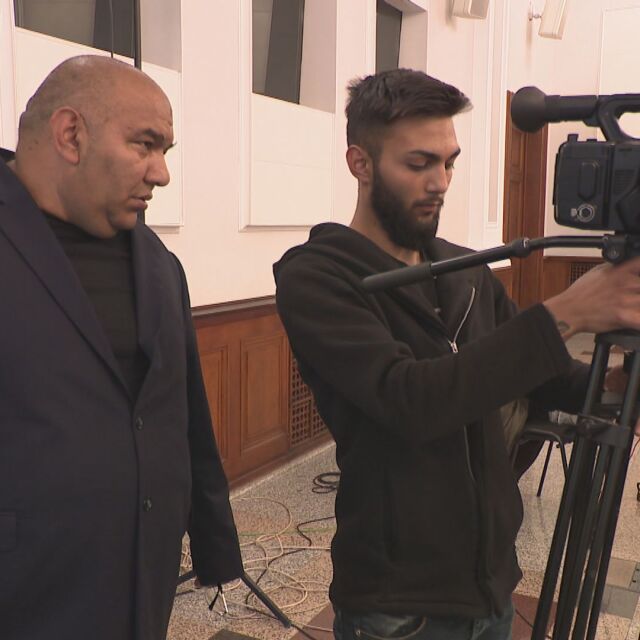 Баща и син правят ромска телевизия, за да покажат и положителен пример