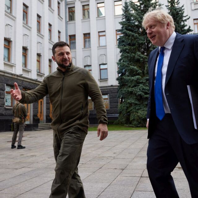Джонсън и Зеленски направиха обиколка по улиците на Киев
