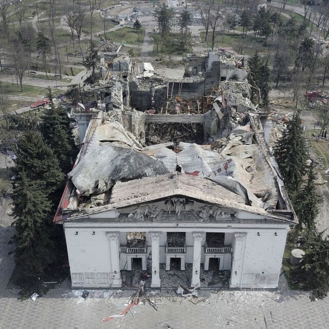 Кадри от дрон показват разрушения театър в обсадения Мариупол (ВИДЕО)