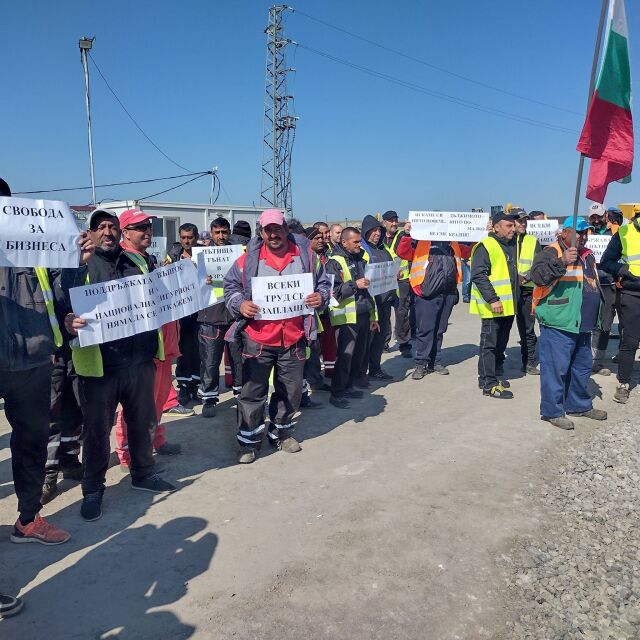 Нова блокада на пътища заради протест на работници от "Автомагистрали – Черно море"