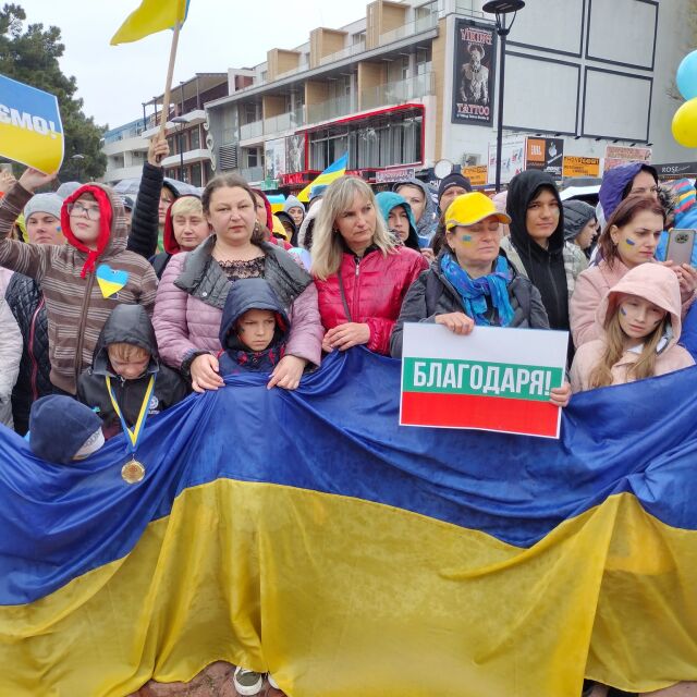 В знак на благодарност за гостоприемството: Хиляди украинци на шествие в „Слънчев бряг“
