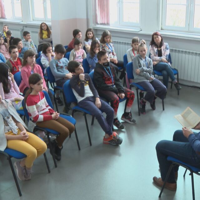 Водещият на „Тази сутрин” Златимир Йочев се включи в кампанията „Походът на книгите”.