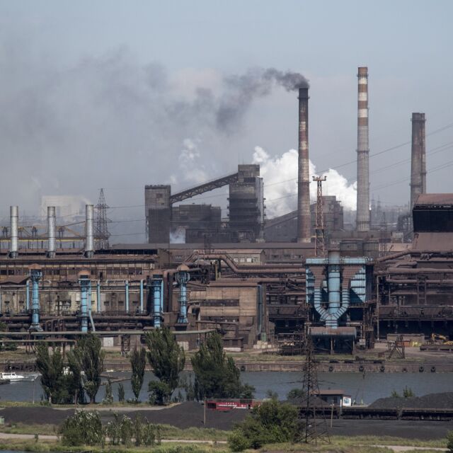 Войната в Украйна: Около 100 души са евакуирани от завода „Азовстал“