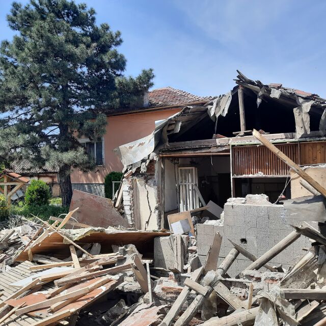 Бойлер се взриви и срина половината къща на семейство в Пловдивско