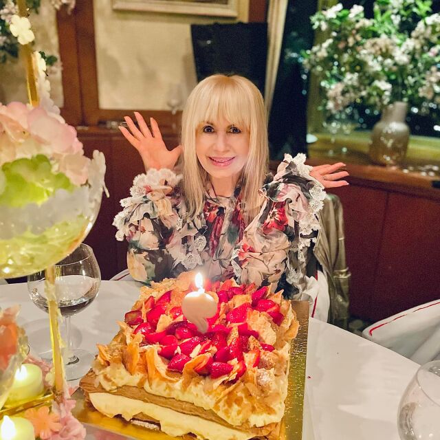 Лили Иванова празнува рожден ден с приятели, изобилие от цветя и разкошна торта (СНИМКИ)