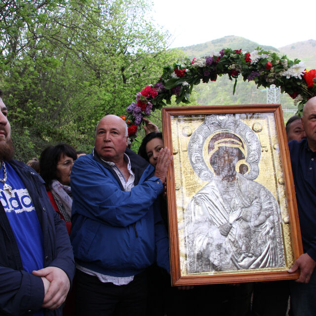 Стотици се включиха в литийното шествие с чудотворната икона на Св. Богородица в Бачково