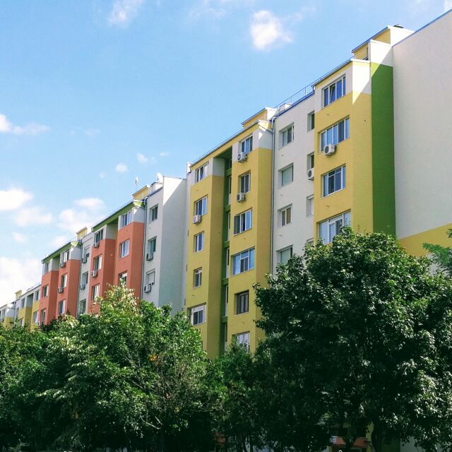 Евростат: Българите живеят в пренаселени жилища с големи жилищни разходи
