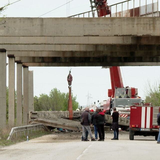 Разследват инцидента, при който бетонно съоръжение падна и затисна кола край Девня
