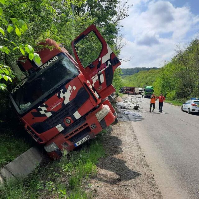 Катастрофа с четири камиона затрудни движението през Ришкия проход