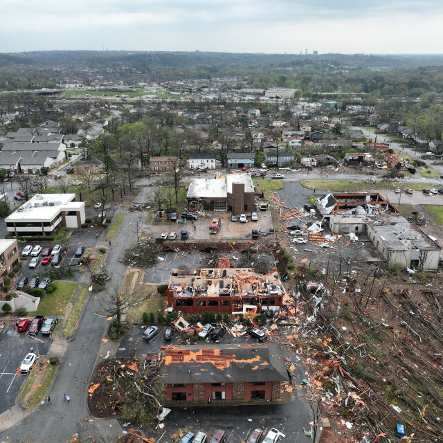 Покрив на театър падна върху хора: 9 станаха жертвите на торнадата в САЩ
