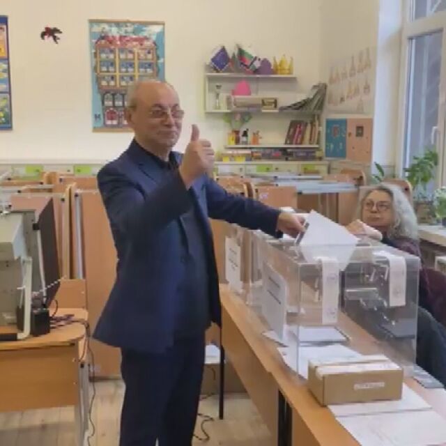 Ахмед Доган гласува с хартия (ВИДЕО)
