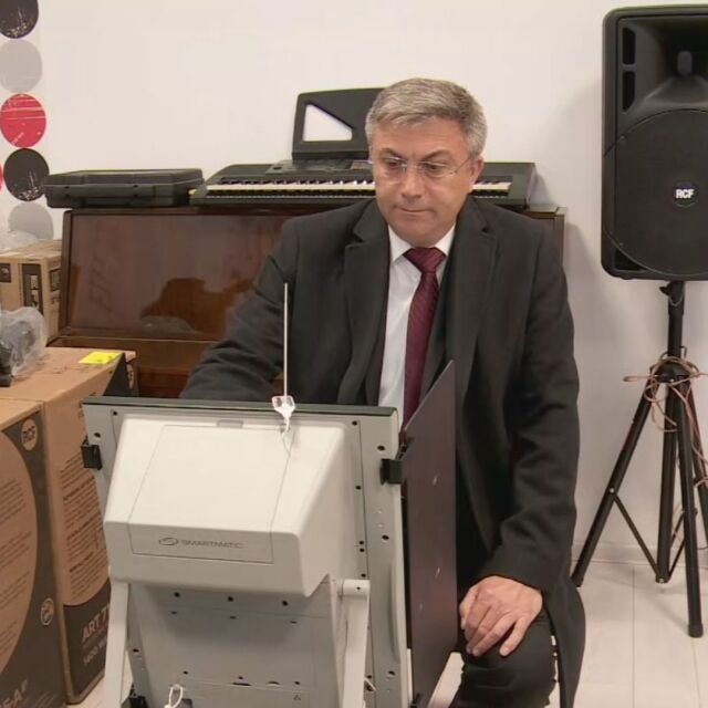 Мустафа Карадайъ изненадващо гласува с машина