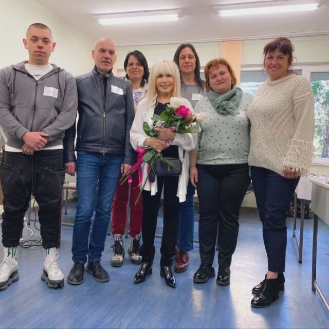 Посрещнаха Лили Иванова с цветя в избирателната секция