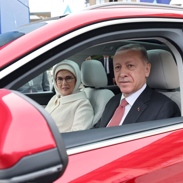 След Ердоган, още един президент подкара турски автомобил
