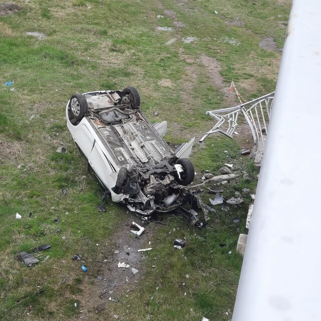 Кола падна по таван от мост при Околовръстното в София (СНИМКИ)