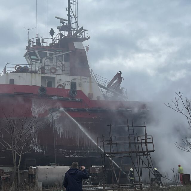 Пожар на територията на Бургаската корабостроителница (СНИМКИ)