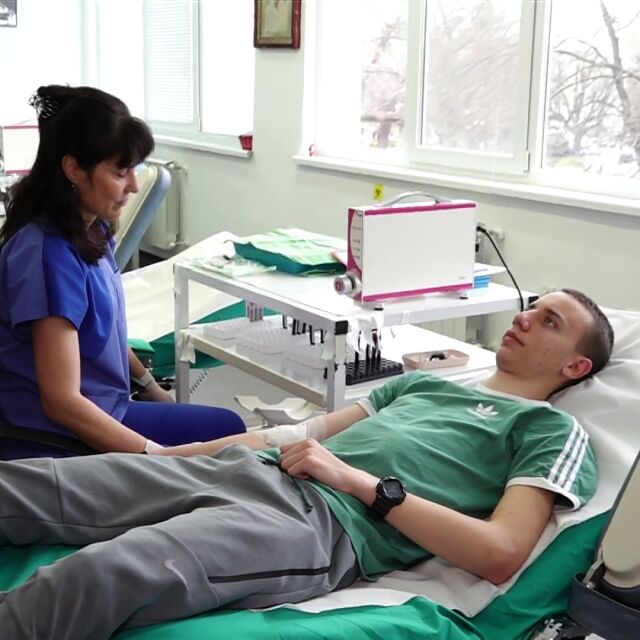 „Да бъдем състрадателни“: Абитуриенти от Бургас даряват кръв преди бала си