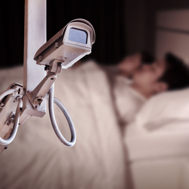 Домакини в Airbnb слагали камери в спалните и баните