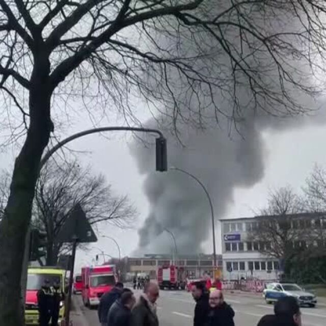 Пожар в Хамбург: Предупредиха хората за химическо замърсяване на въздуха (ВИДЕО)