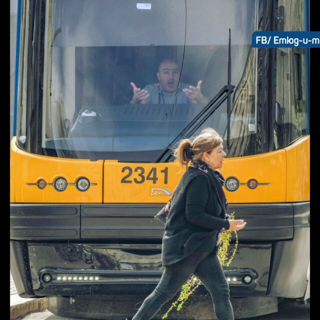 Хитовата снимка с жената пред трамвая на Цветница: Само пред bTV говори ватманът