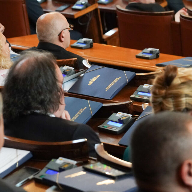 Часове до гласуването в парламента на кабинета „Денков-Габриел“