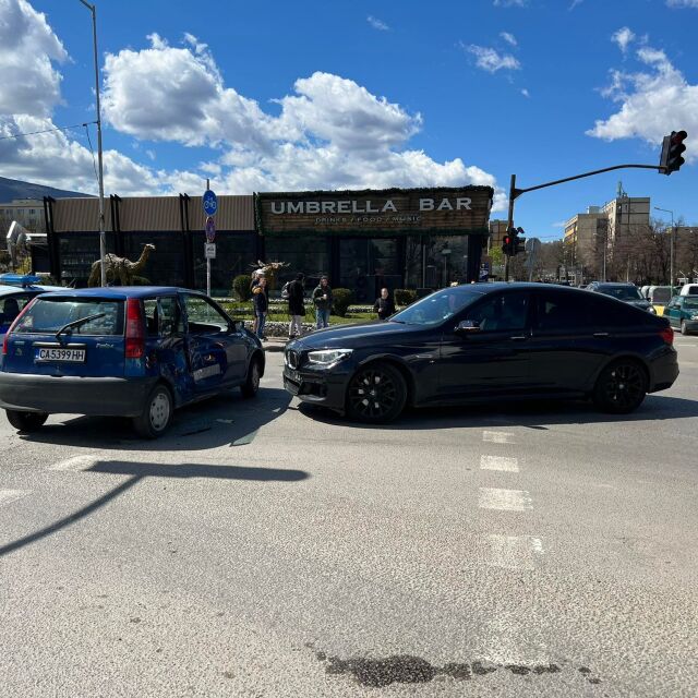 Катастрофа на кръстовището при УНСС в Студентски град (СНИМКИ)