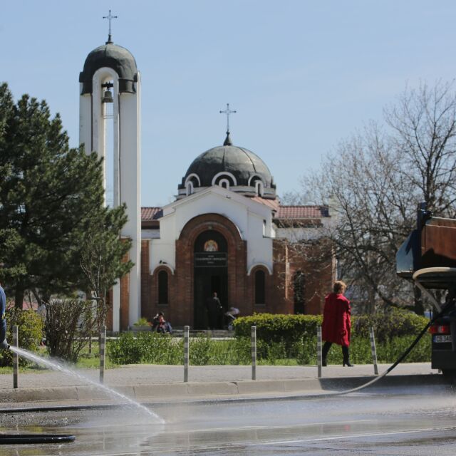 Мият пространствата около храмовете в София преди Великден
