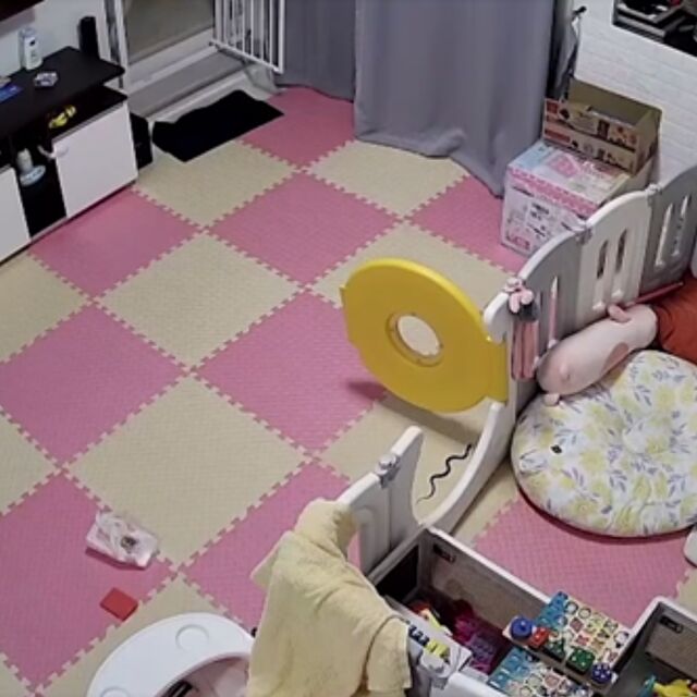 Кобра се промъкна покрай бебешко креватче