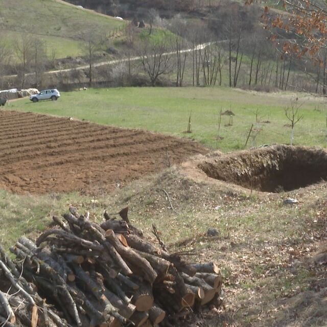 Семейство в Смолянско откри хилядолетна гробница, докато копае нивата си (ВИДЕО)