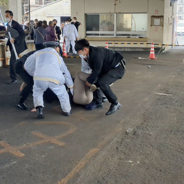 Хвърлиха бомбичка по японския премиер на предизборен митинг