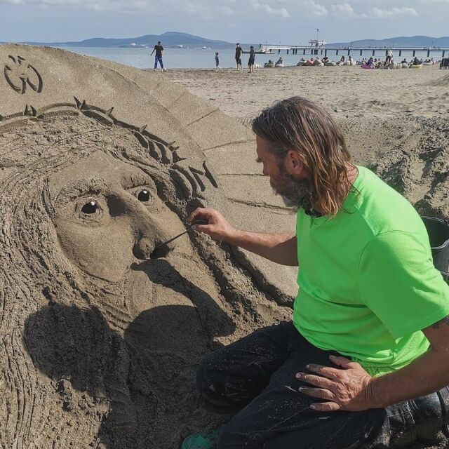 Направиха пясъчна фигура на Иисус Христос на плажа в Бургас (ВИДЕО и СНИМКИ)