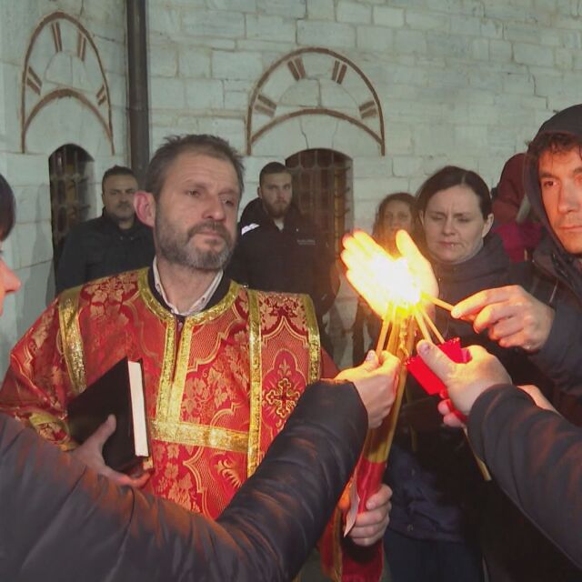 Стотици вярващи посрещнаха Възкресение в Бачковския манастир