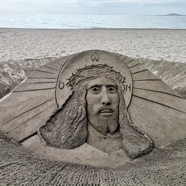 Пясъчна фигура на Исус Христос край морето, навръх Великден - над нея изгря дъга (СНИМКИ)