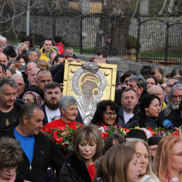 С надежда за чудо: Вярващи участваха в литийно шествие с иконата на Св. Богородица