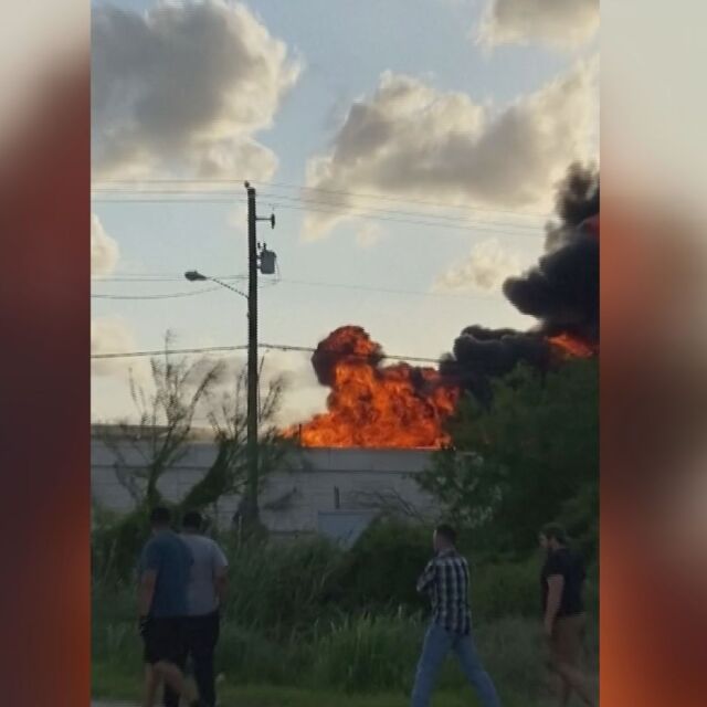 Цистерна с гориво експлодира на магистрала в Тексас, има загинал (ВИДЕО)