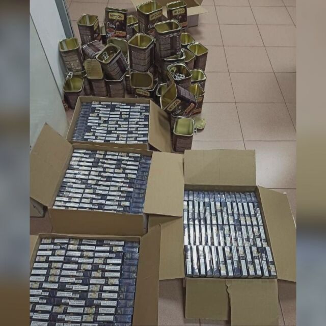 Заловиха 210 кутии контрабандни цигари в консерви с кучешка храна