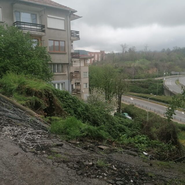 Свлачище на метри от жилищна сграда във Велико Търново