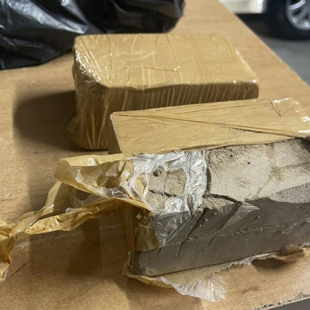 Митнически служители откриха 1 кг хероин в хладилна чанта