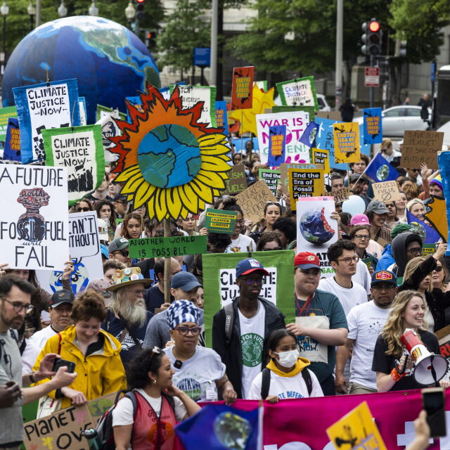 Екоактивисти по цял свят отбелязаха Деня на Земята с протести и акции за опазване на природата