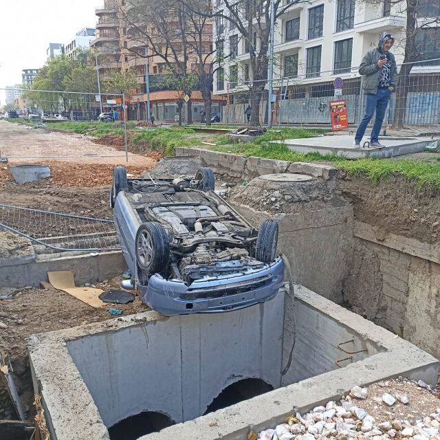 След гонка с полицията: Пиян шофьор обърна колата си по таван в изкоп в Пловдив (СНИМКИ)