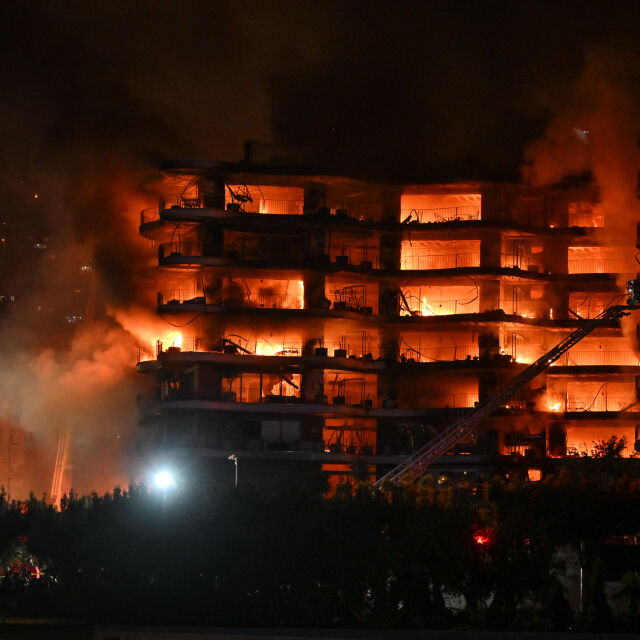 Голям пожар в луксозен комплекс в турския град Измир (ВИДЕО и СНИМКИ)