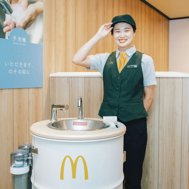 В McDonald's в Япония има мивка за измиване на смартфони (ВИДЕО)