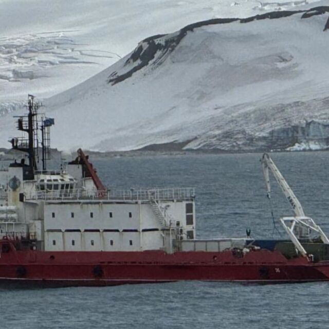  До Антарктида и обратно: Българският транспортен съд е минал над 10 000 морски благи в най-опасните води 