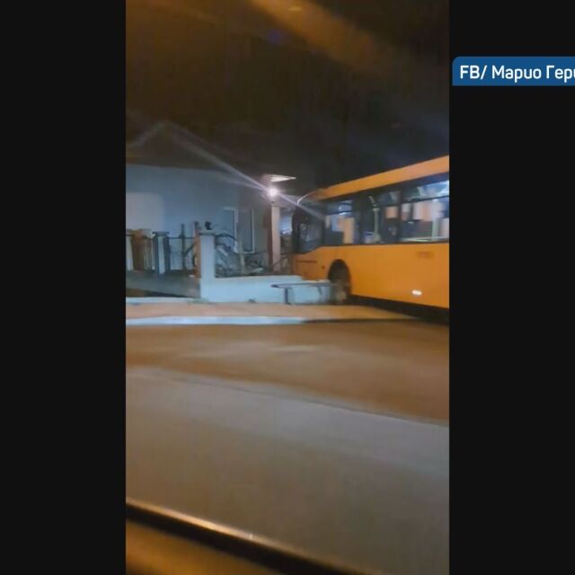  Автобус на градския превоз се заби в ограда на къща в София (ВИДЕО) 