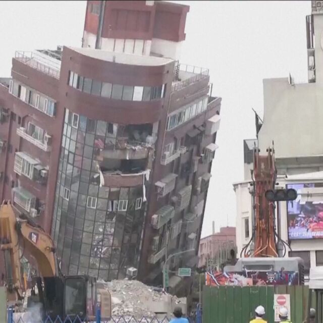Събарят наклонена сграда след мощния трус в Тайван (ВИДЕО)