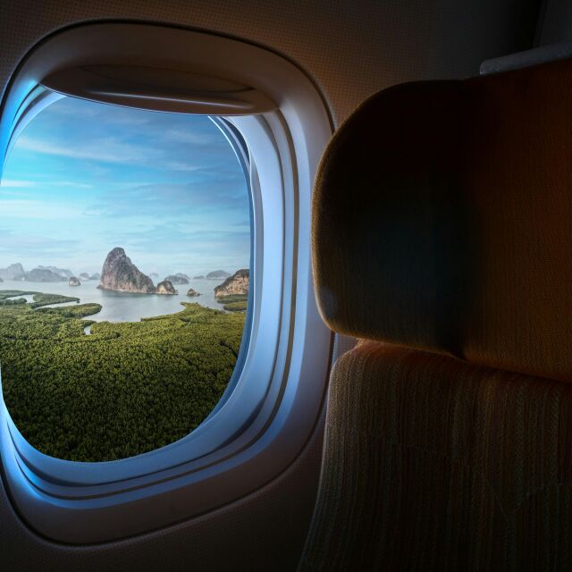 Защо сенниците на прозорците в самолета трябва винаги да са отворени при излитане и кацане?