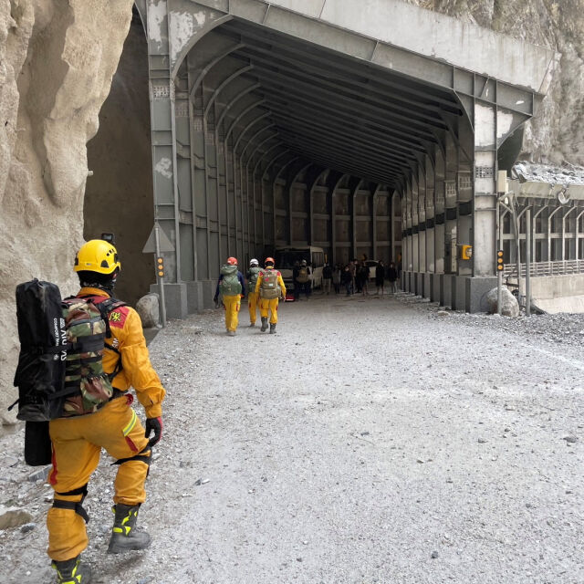 Дни след мощния трус от 7,2 по Рихтер: Извадиха живи хора, блокирани в тунел