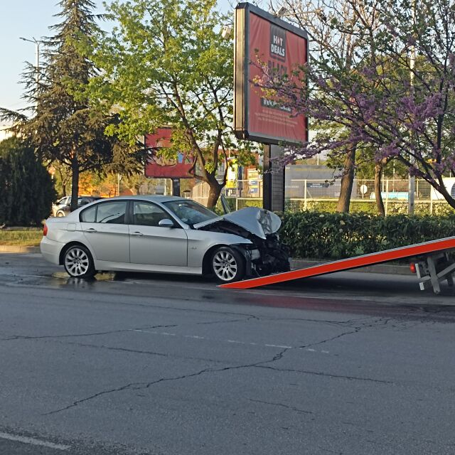 Кола се блъсна в дърво в Пловдив (СНИМКИ)