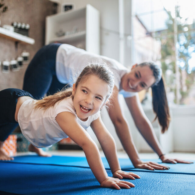 Международен ден на детската йога + 5 упражнения, които да правите заедно с децата (СНИМКИ)