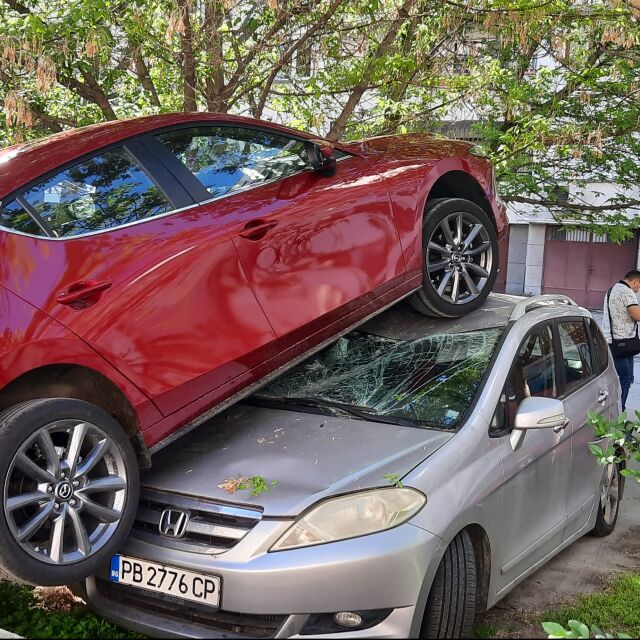При опит да паркира: Жена „приземи“ колата си върху друга (СНИМКИ И ВИДЕО)